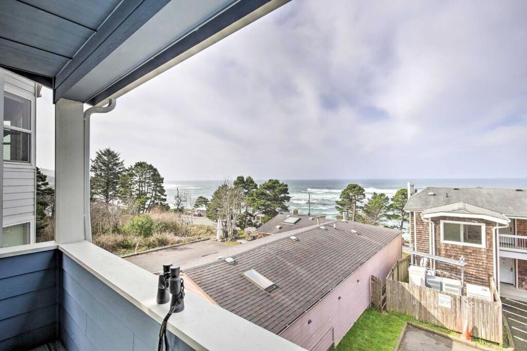 Modern Oregon Retreat W/ Deck, Hot Tub, Ocean View Depoe Bay Exterior photo