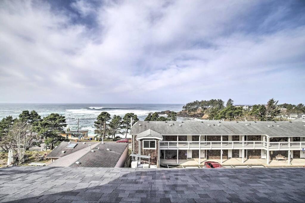 Modern Oregon Retreat W/ Deck, Hot Tub, Ocean View Depoe Bay Exterior photo