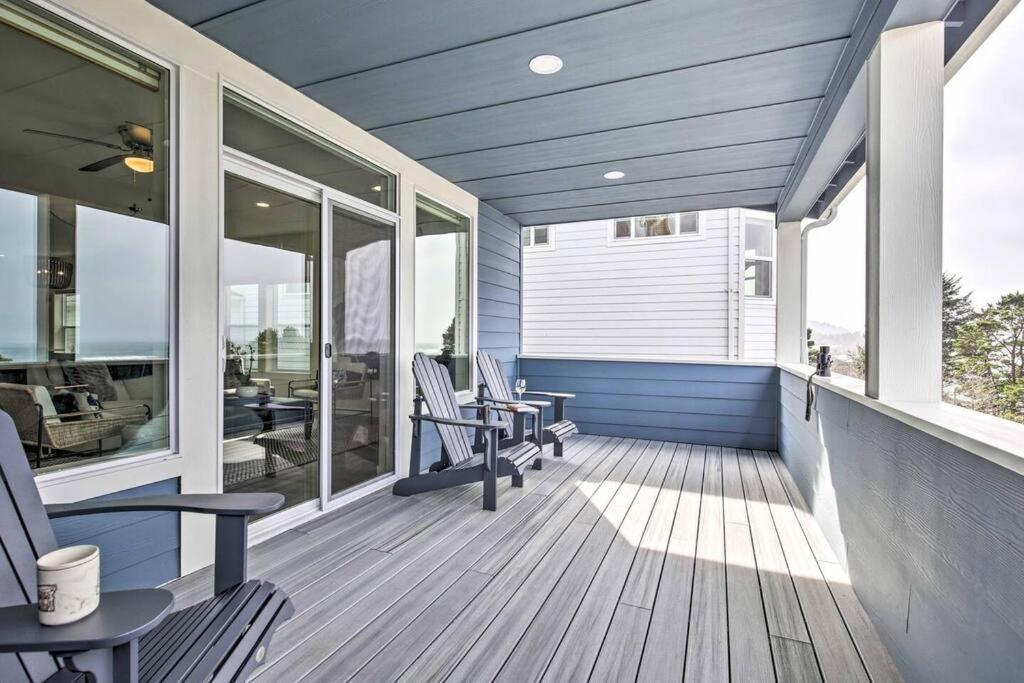 Modern Oregon Retreat W/ Deck, Hot Tub, Ocean View Depoe Bay Exterior photo